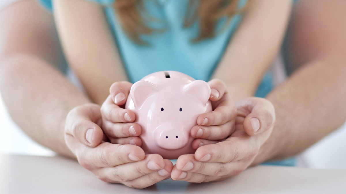 HMRC Vaiko pinigų patikrų sistema atnaujinta po neteisingai sustabdytų išmokų tūkstančiams šeimų