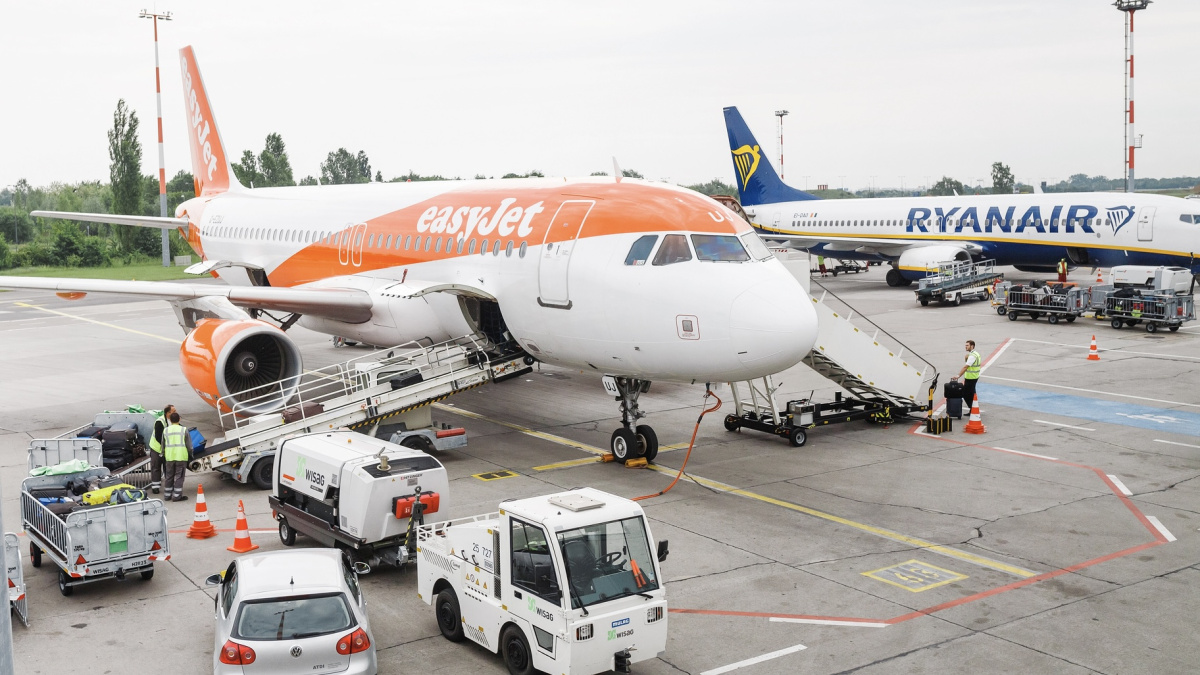 Avialinijų vadovai: jei karas nesibaigs artimiausiu metu, skrydžiai iš Britanijos brangs 