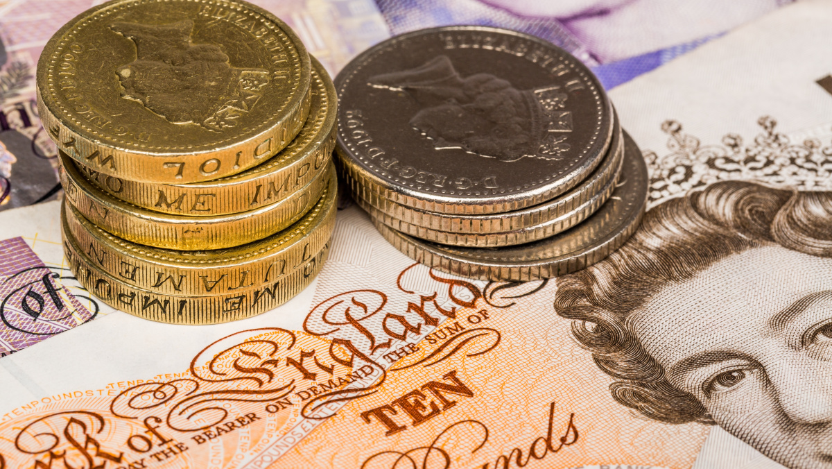 „Baimės banga“ dėl karo su Iranu smogė JK vartotojų pasitikėjimui