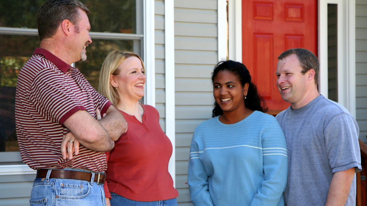 Pusė britų vis dažniau pagalbos kreipiasi į kaimynus