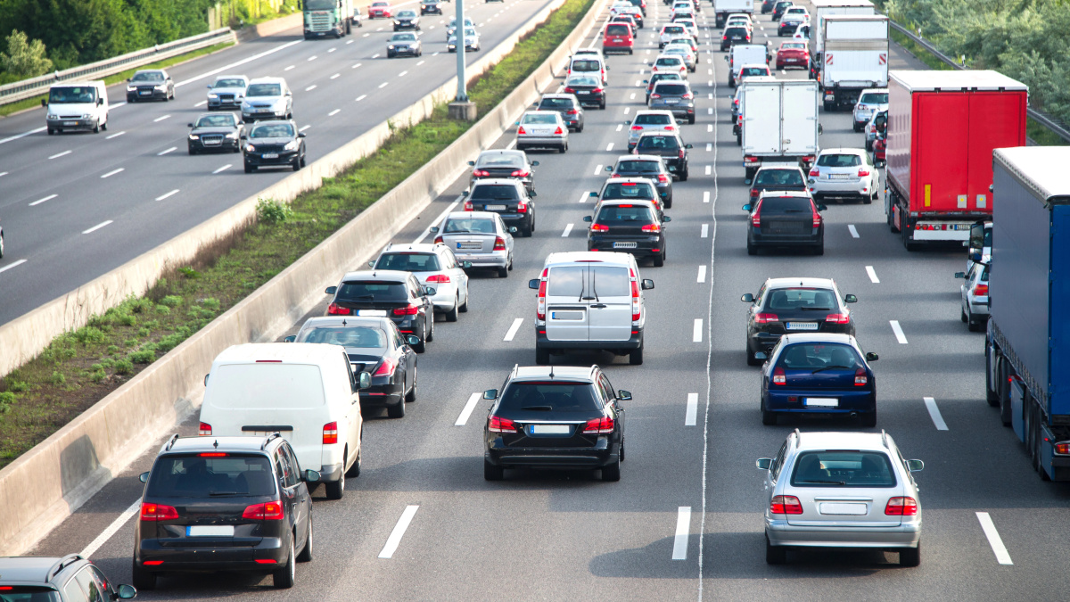 Velykų savaitgalis JK numatomas intensyviausias eismas keliuose per ketverius metus