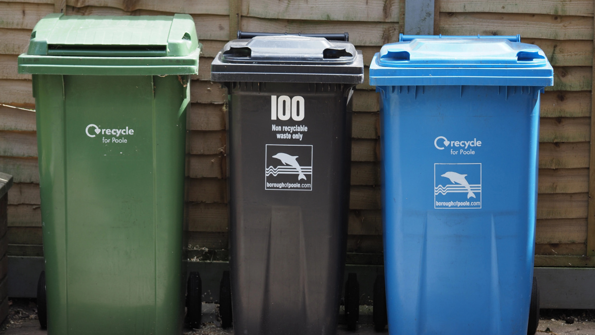 Anglijoje įsigaliojo naujos šiukšlių išvežimo taisyklės, ne visos savivaldybės pasirengusios