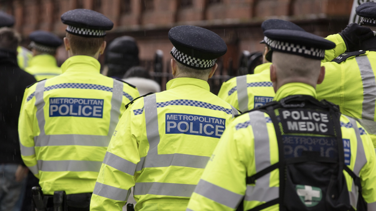 Paauglių sukeltus neramumus pietvakarių Londone malšino 100 pareigūnų: šešios merginos areštuotos