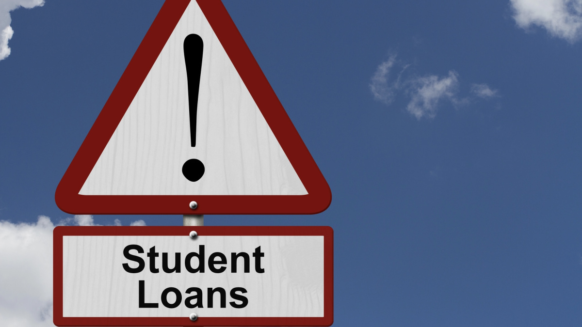 Šokas tūkstančiams studentų JK: gautas išmokas turės grąžinti nedelsiant 