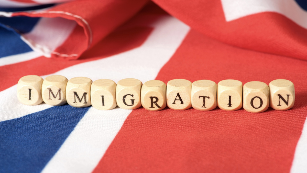 Britų vyriausybė uždaro dar 11 prieglobsčio viešbučių: perkels migrantus į paprastesnes vietas