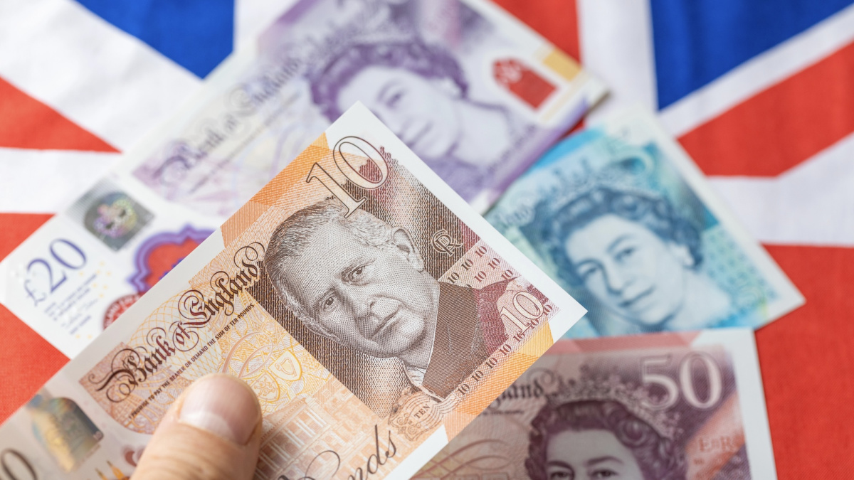 Šimtai Jungtinės Karalystės savivaldybių darbuotojų uždirba daugiau nei ministras pirmininkas