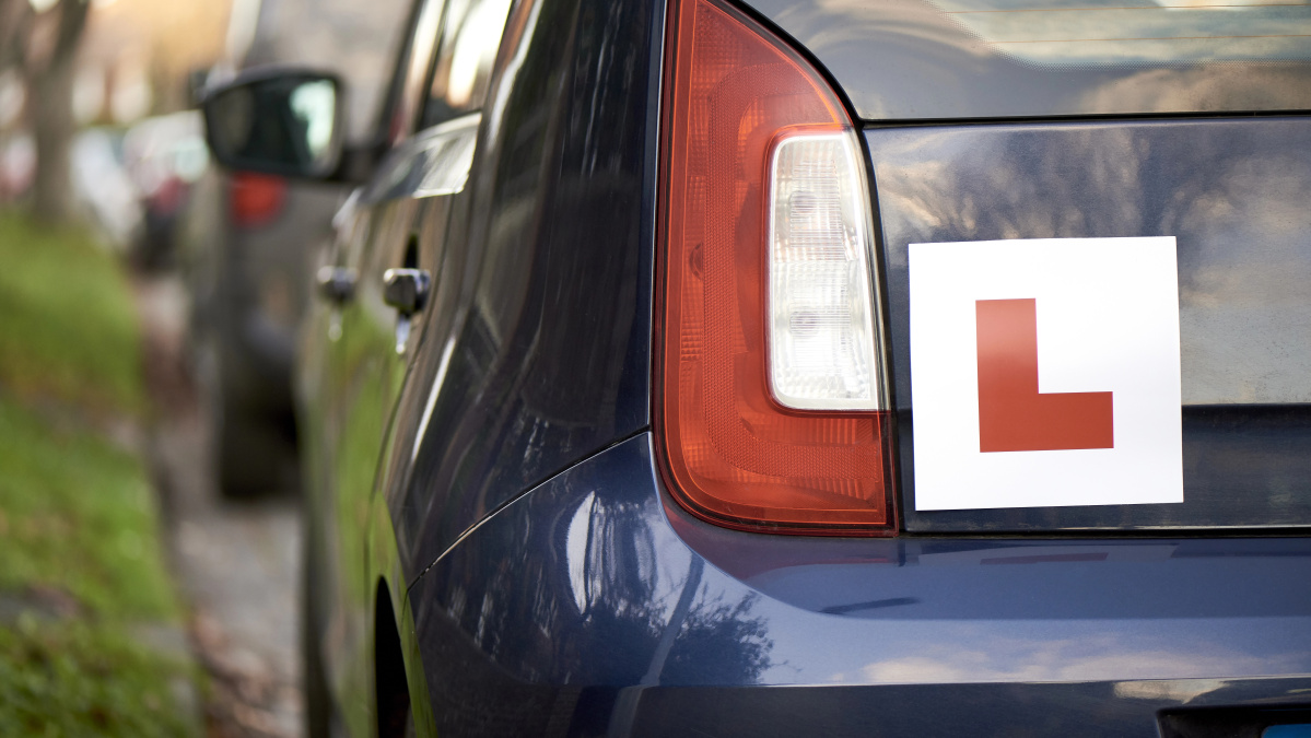 Vairavimo mokykloms JK nurodyta grąžinti besimokiusiems vairuoti dalį pinigų