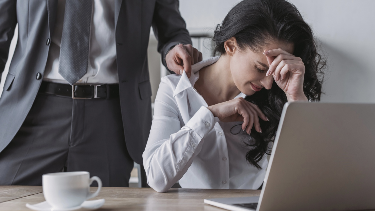 Tyrimas Britanijoje: keturi iš penkių žmonių patiria išnaudojimą ar agresiją darbe