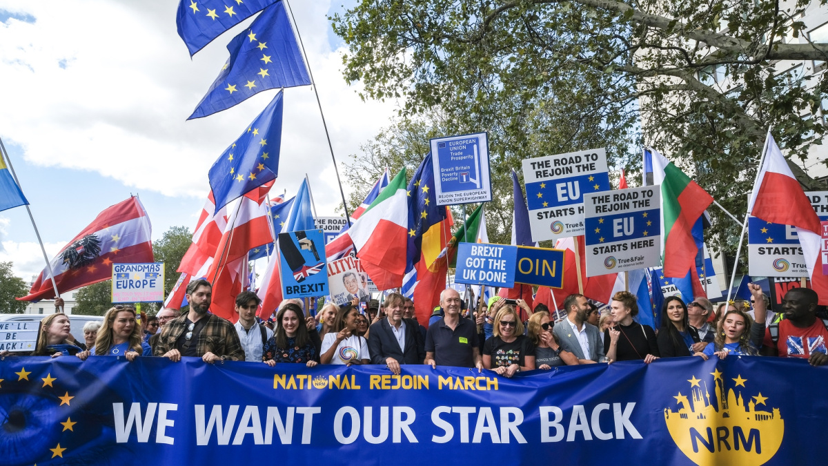 Jungtinėje Karalystėje dauguma rinkėjų norėtų „atkurti“ santykius su Europos Sąjunga