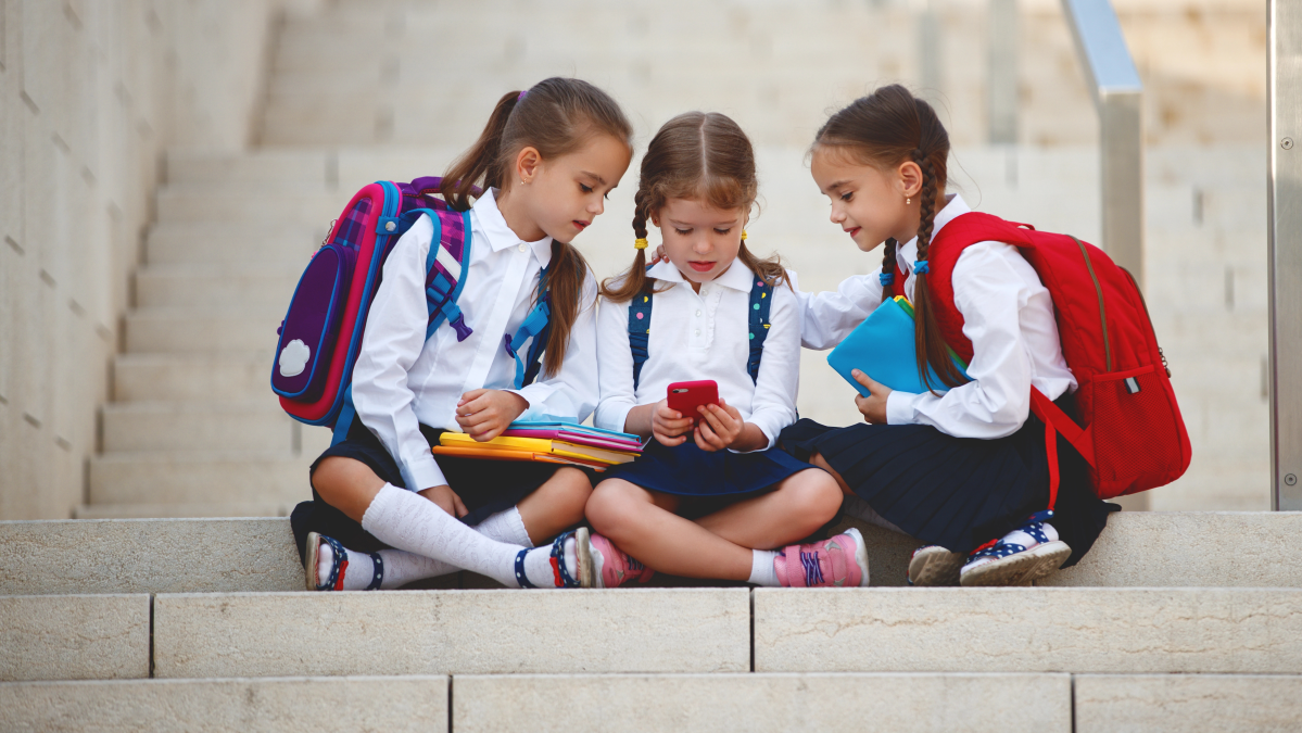 Jungtinės Karalystės parlamentarai balsuos dėl draudimo mokyklose vaikams naudotis telefonais