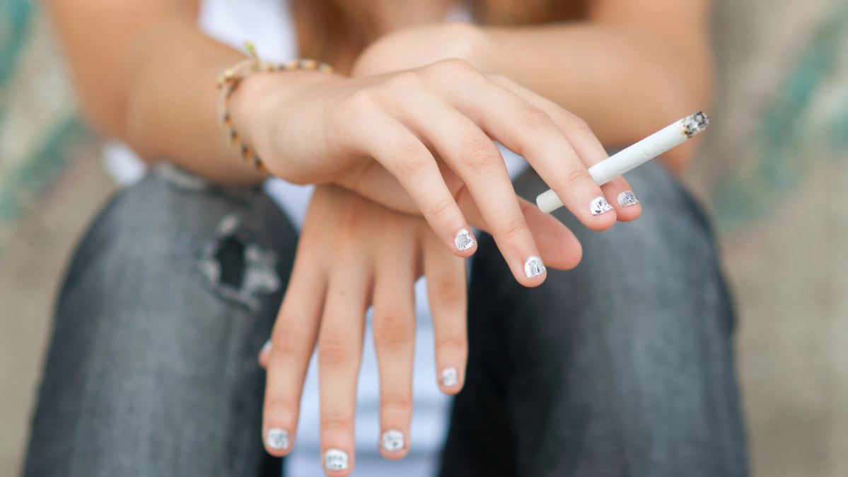 Po 2008 m. gimusiems žmonėms Jungtinėje Karalystėje bus uždrausta rūkyti?