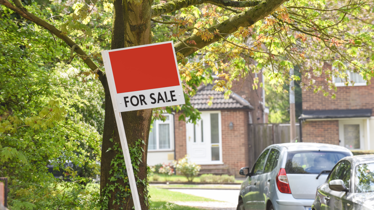 Vidutinė būsto kaina JK per mėnesį išaugo 3 tūkst. svarų sterlingų