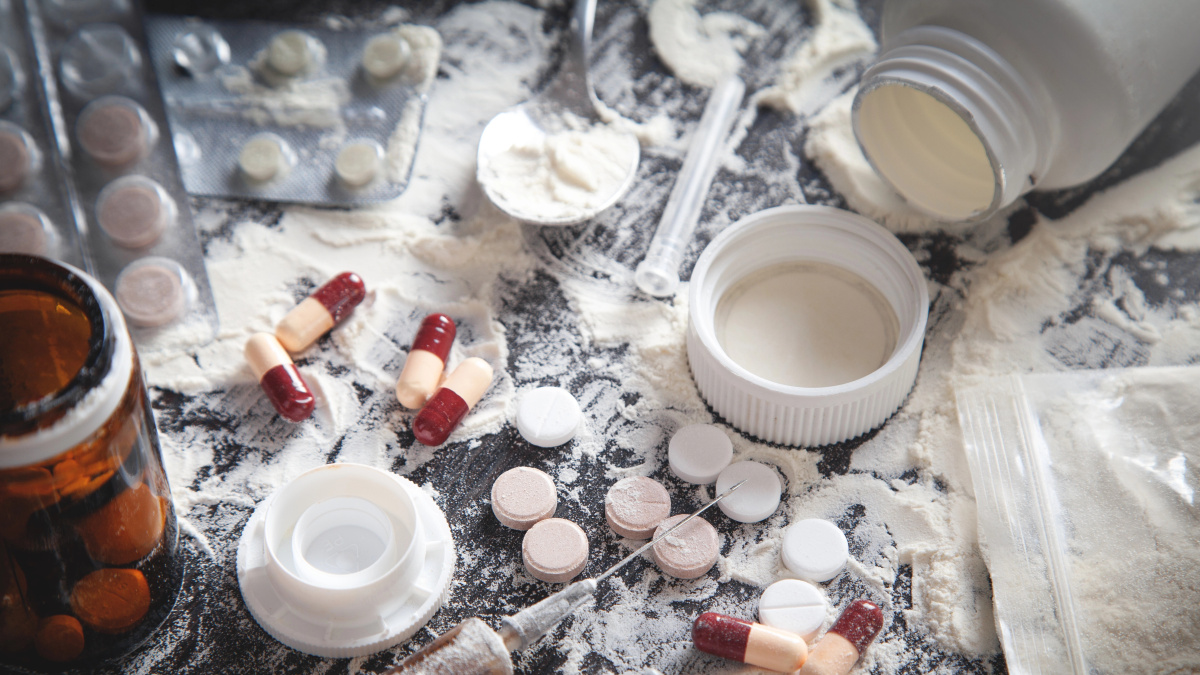 BBC tyrimas: JK „minimarketuose“ galima įsigyti visko – kokaino, kanapių ir receptinių vaistų