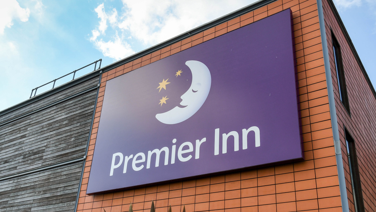 „Premier Inn“ ir „Beefeater“ savininkė atleis beveik 4000 žmonių, kaltina mokesčius