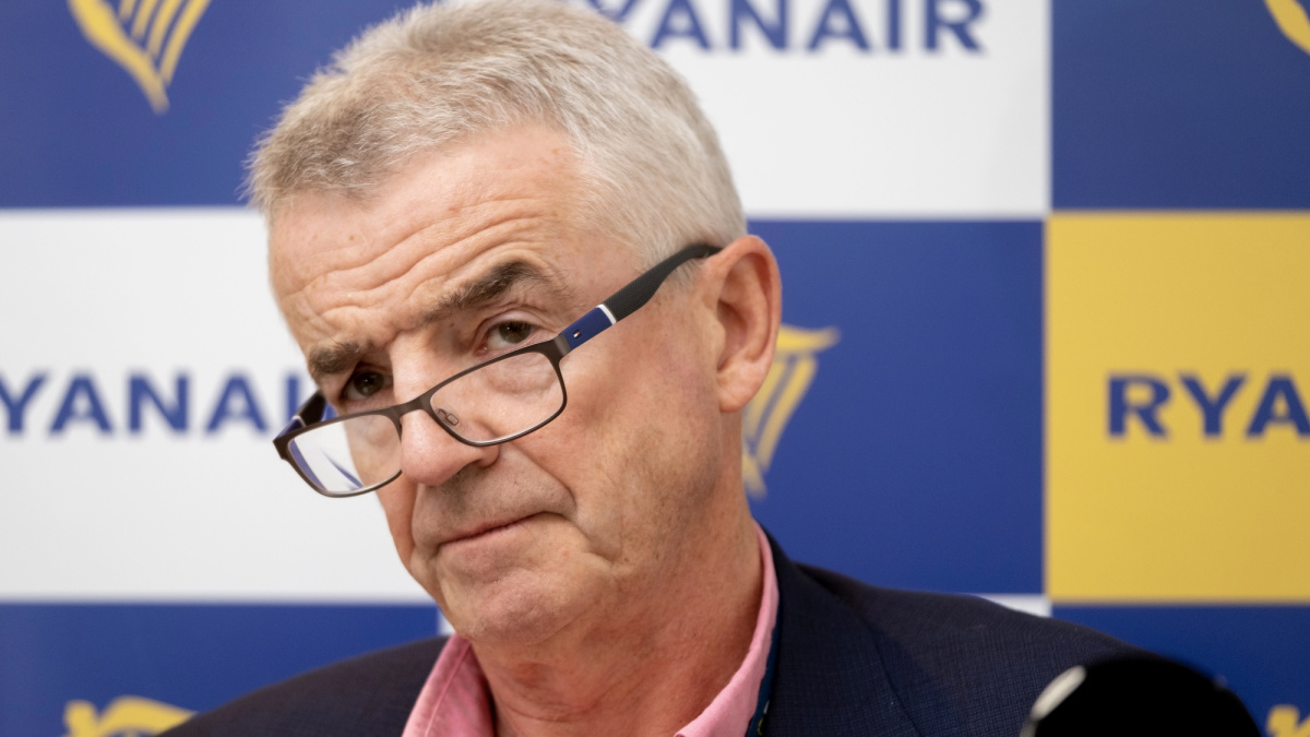 „Ryanair“ bosas ragina uždrausti alkoholį oro uostuose rytais ir įvesti dviejų gėrimų limitą  