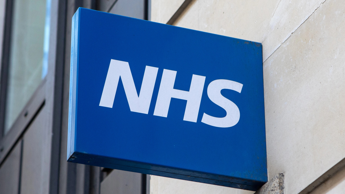 Ataskaita: NHS darbuotojams turėtų būti uždrausta nešioti palestiniečių palaikymo ženklelius