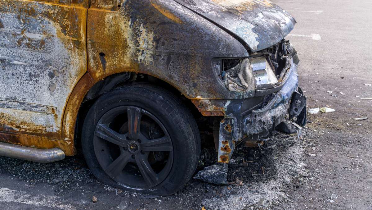 Smurto naktis Belfaste: šimtai kaukėtų vyrų padeginėjo automobilius ir namus