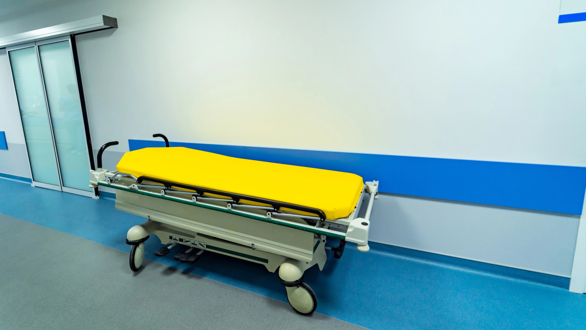 Gegužę beveik 3000 pacientų per dieną NHS gydymo įstaigose Anglijoje buvo gydomi koridoriuose