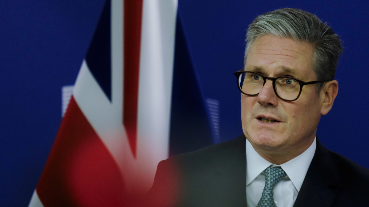 Smūgis britų premjerui K. Starmeriui – atsistatydino du ministrai