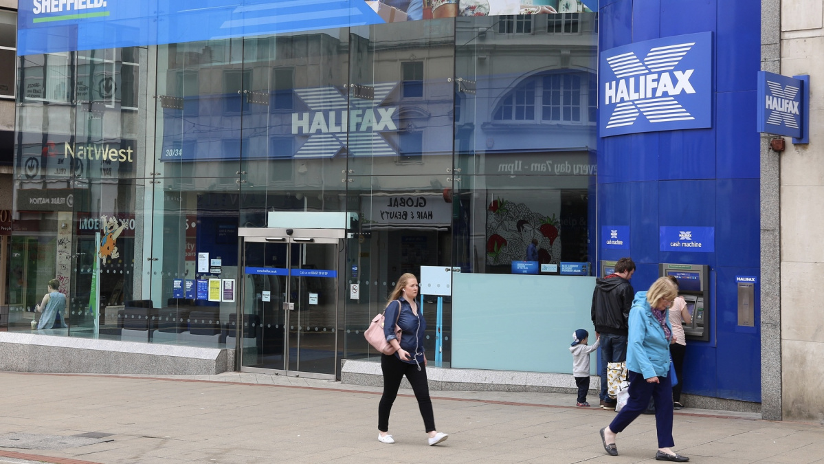 Jungtinėje Karalystėje uždaromas populiarus bankas: kas nutiks banko klientams? 
