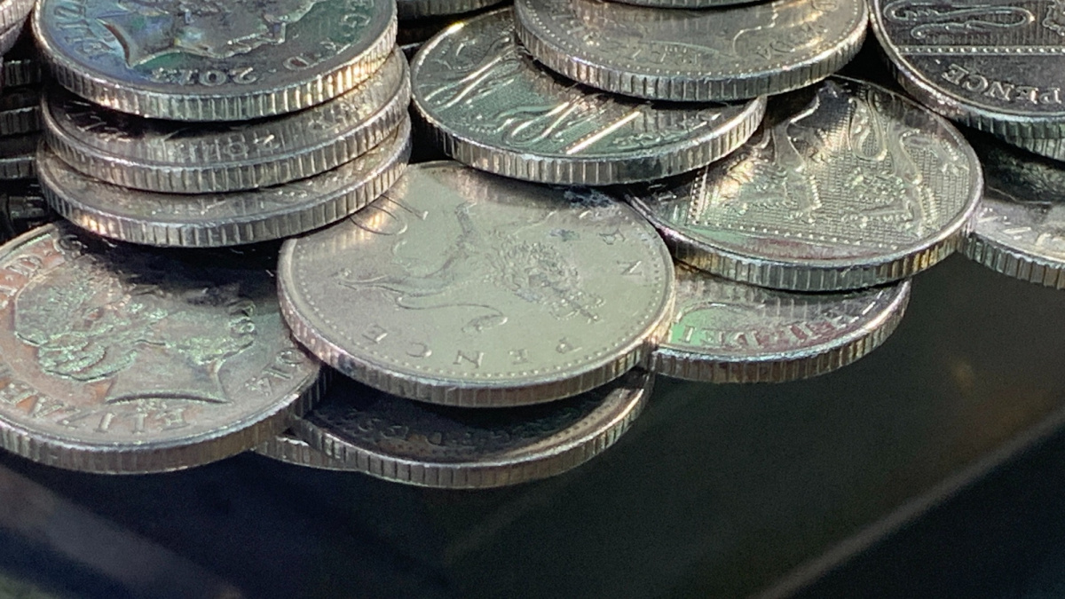 Jungtinėje Karalystėje į rinką išleidžiama milijonai naujų 10 pensų monetų