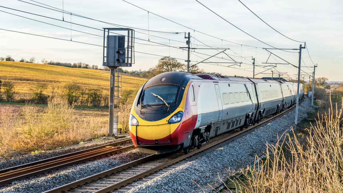 Traukiniai į Londoną vėluoja dėl pavogtų geležinkelio kabelių 