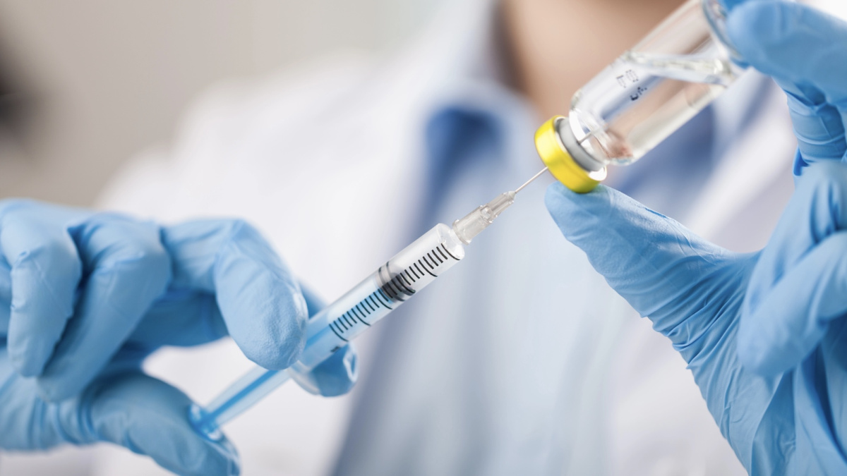 Anglijoje NHS nuo rugsėjo siūlo naują „supergripo“ vakciną