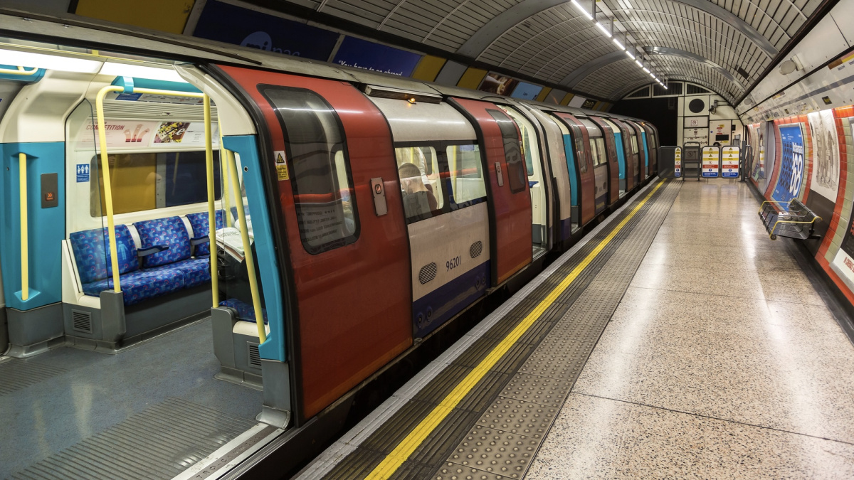 Londono metro byra: beveik pusė bėgių – labai prastos būklės