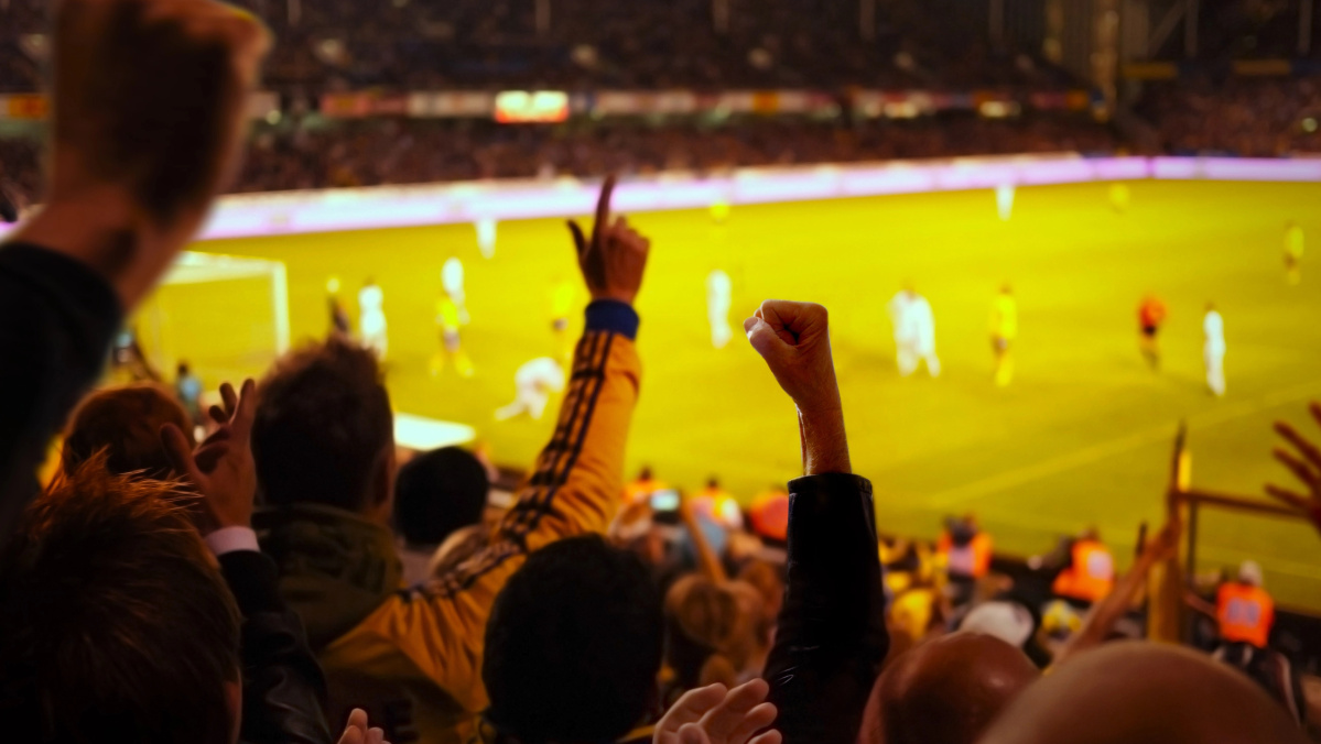 Britų premjeras alkoholio draudimą futbolo sirgaliams vadina diskriminaciniu