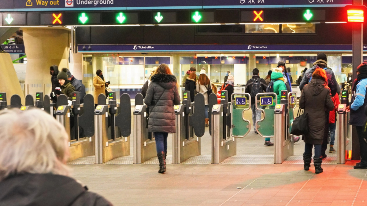 Londoniečiams siūloma mokėti 500 svarų už pranešimą apie metro važiuojančius be bilieto