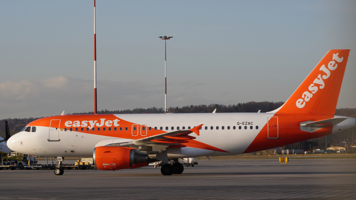 „EasyJet“ atšaukia tūkstančius žiemos skrydžių, „Ryanair“ įspėja apie kainų kilimą