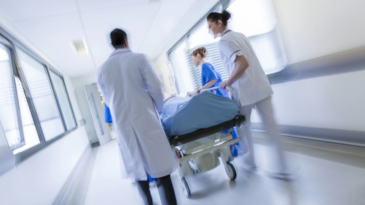 JK medikai perspėja, kad NHS nėra pasiruošusi ateinančiai žiemai – gydys koridoriuose