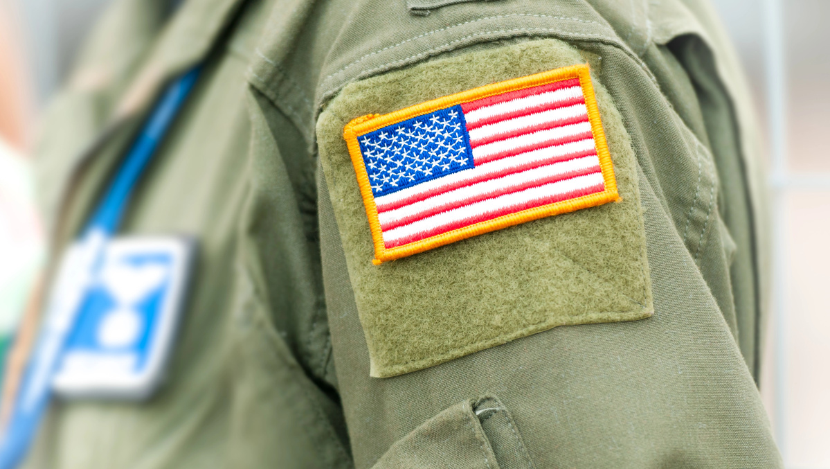 Vaikų seksualinio išnaudojimo vaizdų laikymu kaltinamas amerikietis karininkas skubiai išskraidintas iš JK