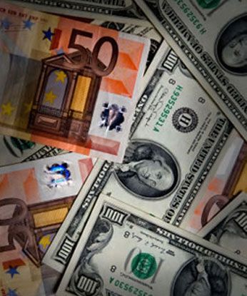 Prognozuoja, kad doleris bus brangesnis už eurą