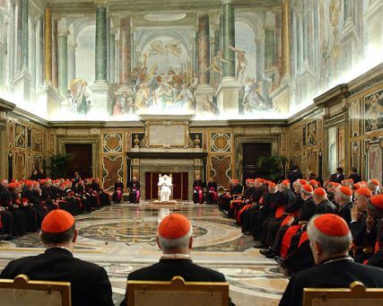 Vatikanas leido be teismo bausti kunigus pedofilus